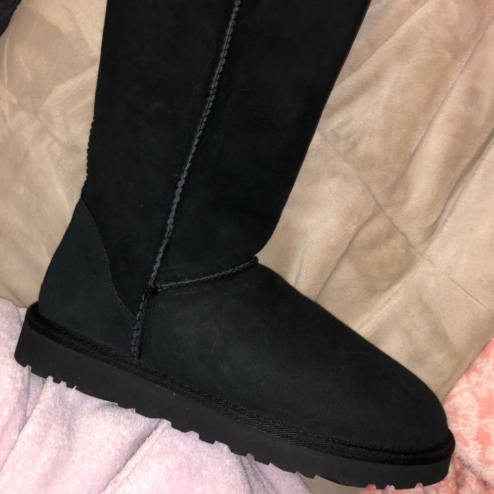 BRAND NEW BLACK UGGS. Size 9, never worn!